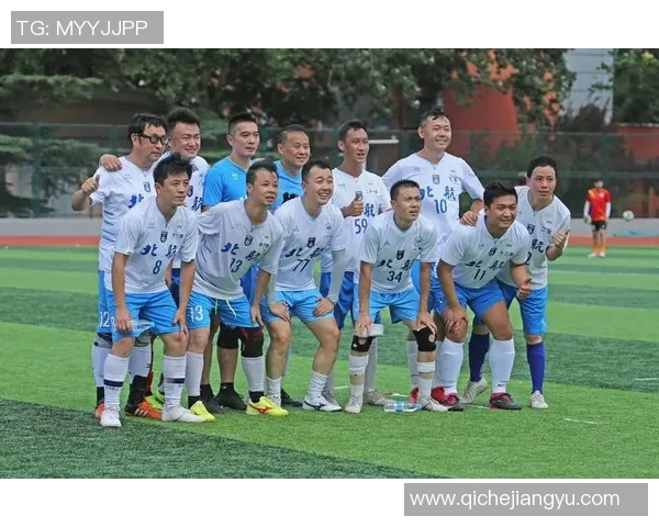 足球明星齐聚一堂合照展现球场魅力与友谊的精彩瞬间